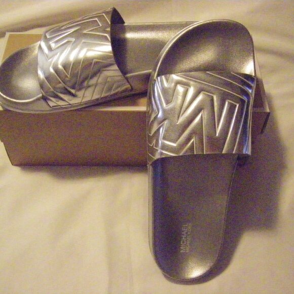 Michael Kors Gilmore Slides Metallic Silver MK Logo Women's Size 10 New In Box - Picture 4 of 15